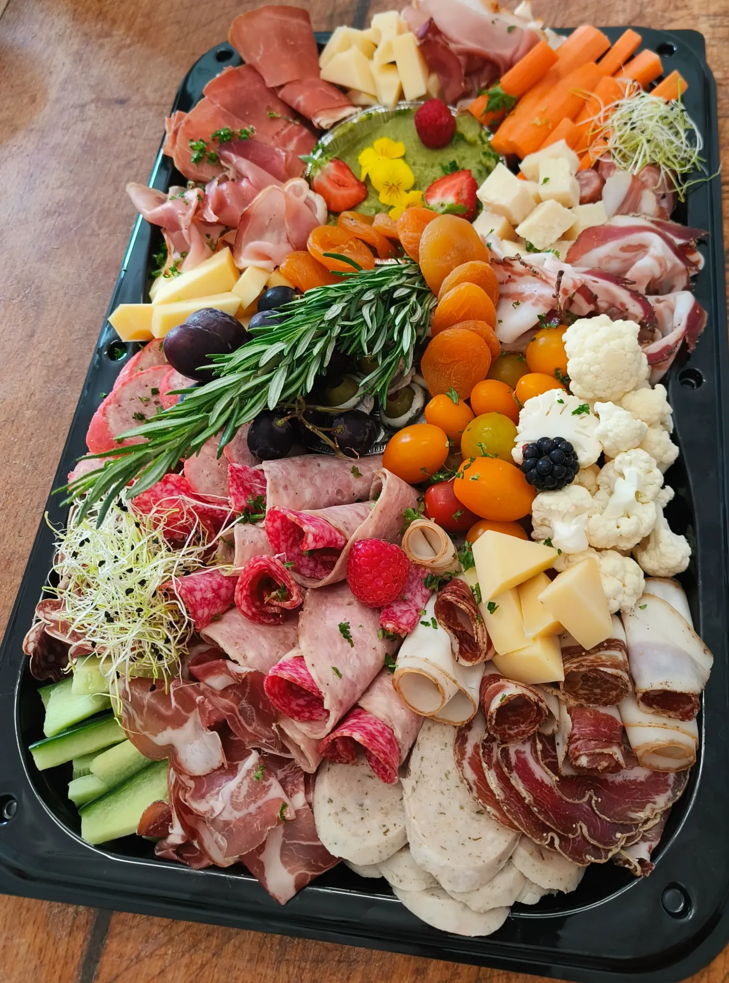 1 Plateau apéro mixte (charcuterie et fromages , dips lègumes et sauce au choix) pour 1 personne